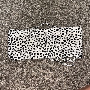 Cute Black And White Band Top with Tie Back! 🖤🤍